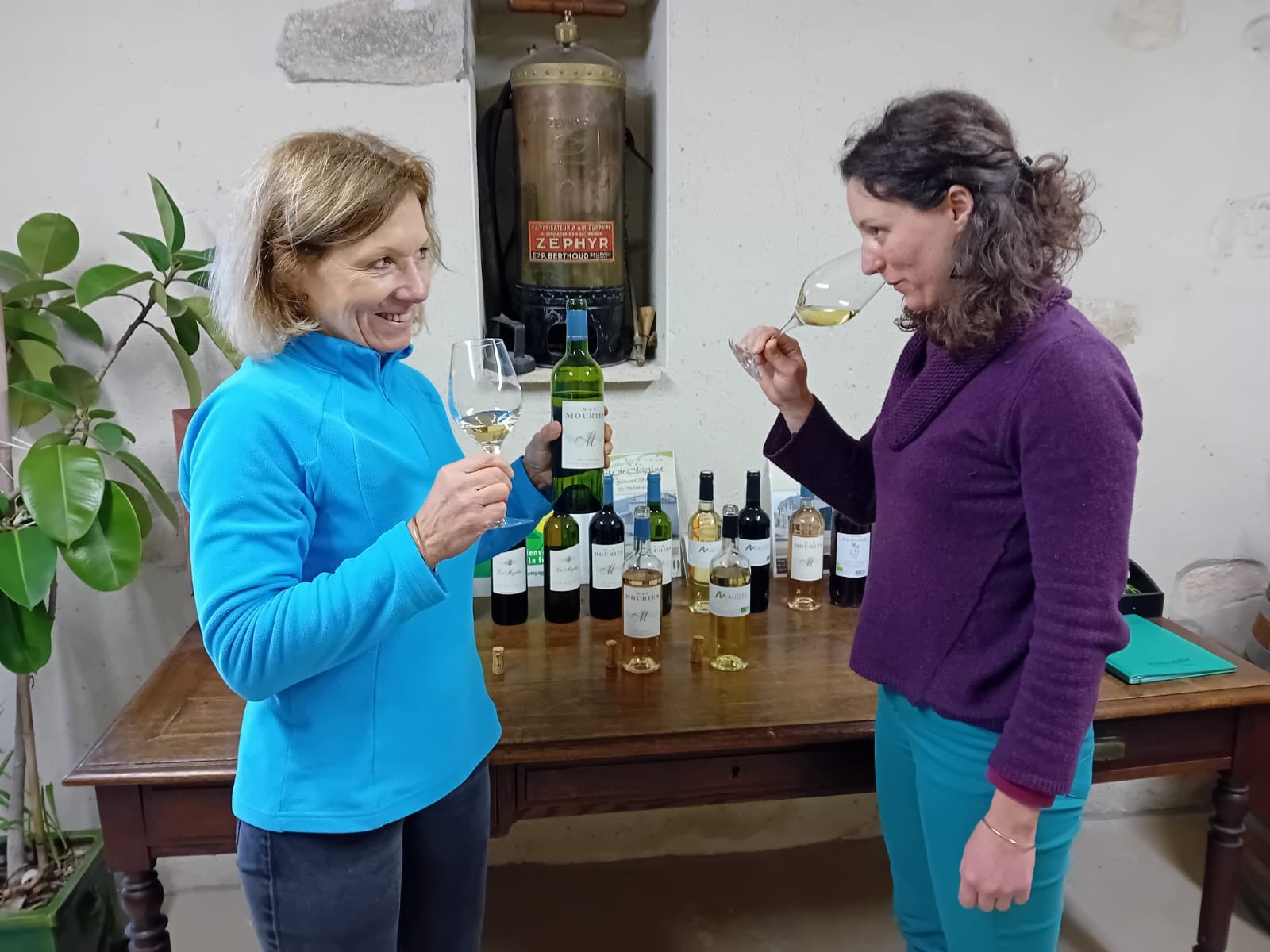 Solange et Aurélie Bouet faisant une dégstation de vins