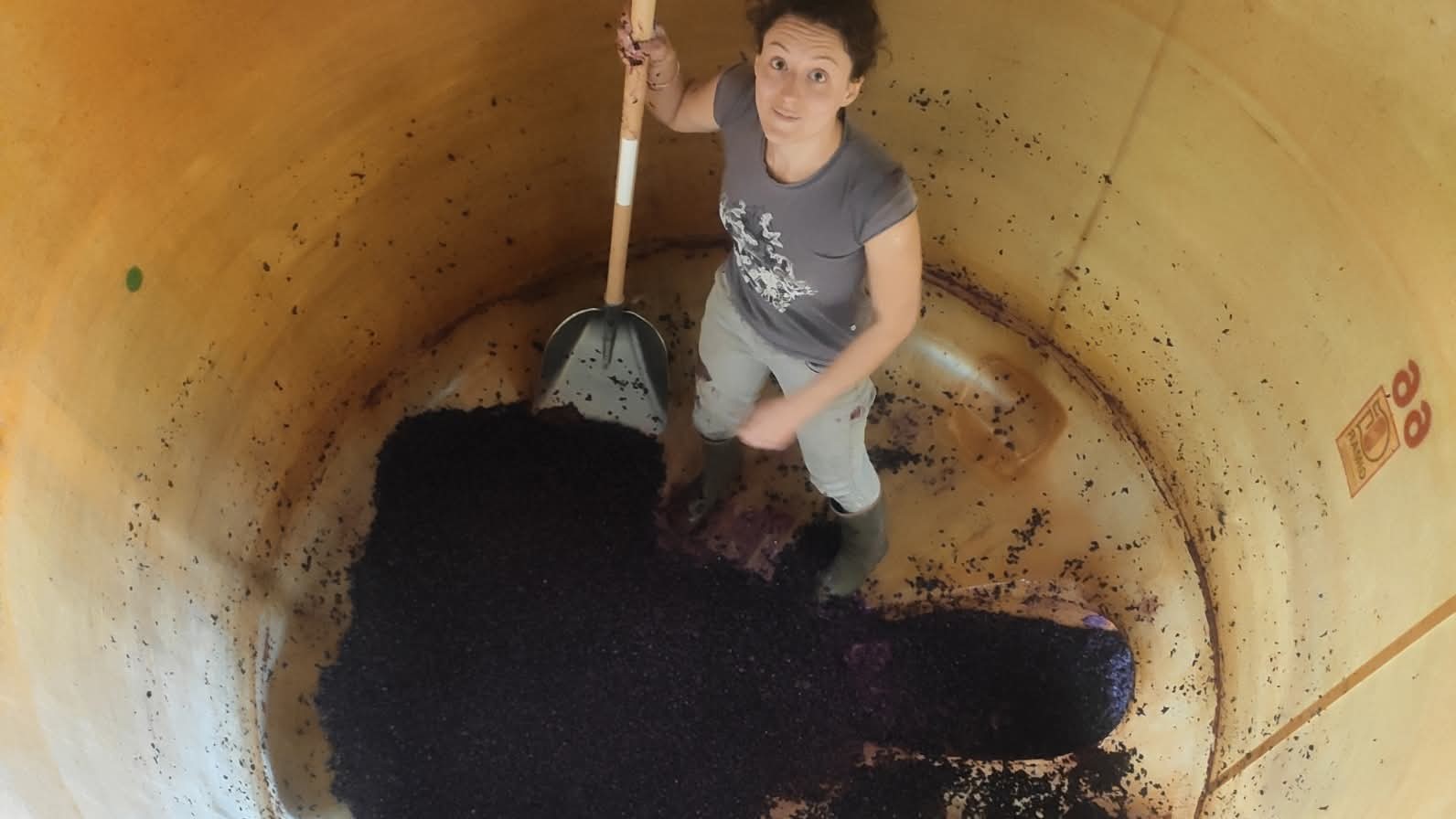 Aurélie au fond d'une cuve avec une pelle